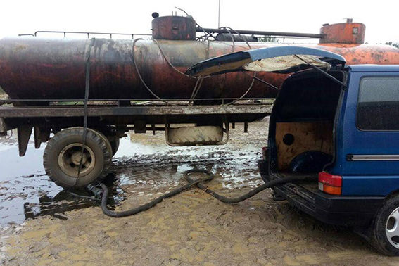 Поліціянти зловили “на гарячому” прикарпатців, які крали нафту (ФОТО)