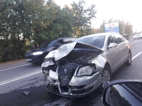На перехресті Галицької-Хіміків сталася ДТП, двох людей госпіталізували (ФОТО)