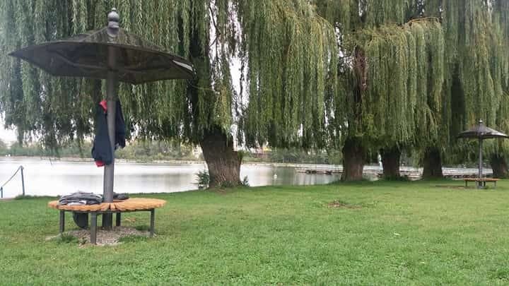 На франківському пляжі з’явилися нові “грибочки” та лежаки (ФОТО)