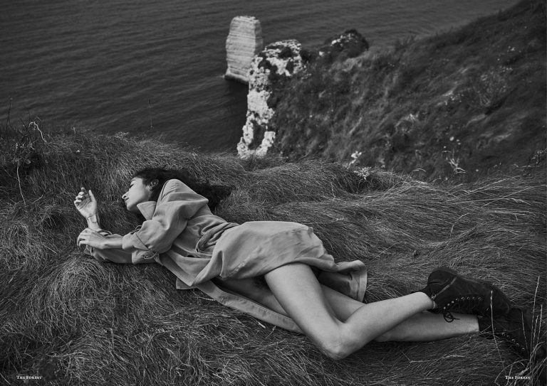 Еротична модель приголомшила чуттєвою фотосесією на краю прірви (ФОТО 18+)