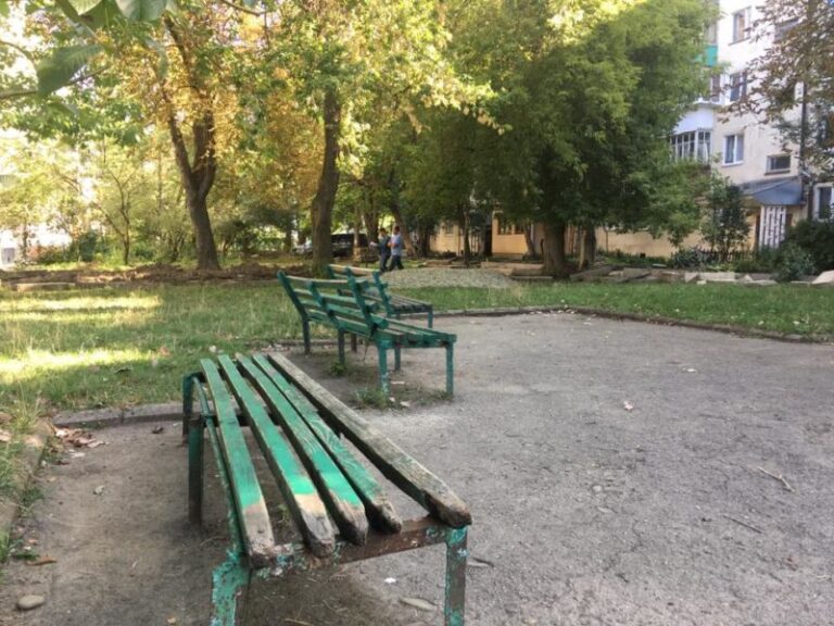 На Карпатській капітально ремонтують міжбудинкові проїзди  (ФОТО)