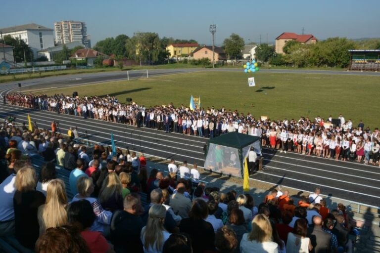 Студенти Нафти й газу зустріли новий навчальний рік на оновленому стадіоні (ФОТО)
