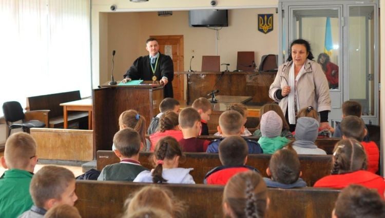 Прикарпатські третьокласники побували на екскурсії у суді (ФОТО)