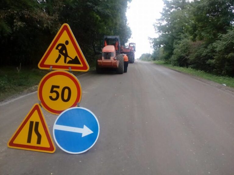 Дорожники упорядковують прикарпаську ділянку дороги Татарів-Кам’янець-Подільський (ФОТО)