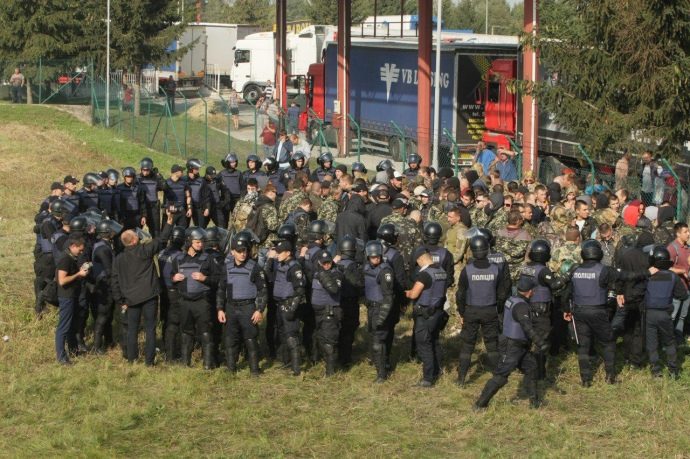 На Краковці, куди їде з Польщі в Україну Саакашвілі, затримали невідомих в камуфляжі