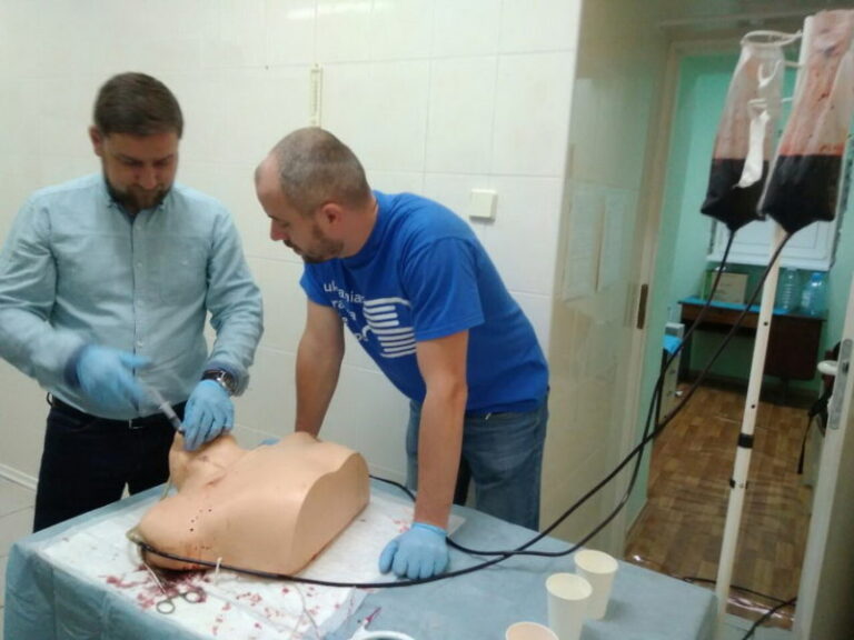 Франківський викладач вчився у військових медиків США надавати допомогу при травмах (ФОТО)