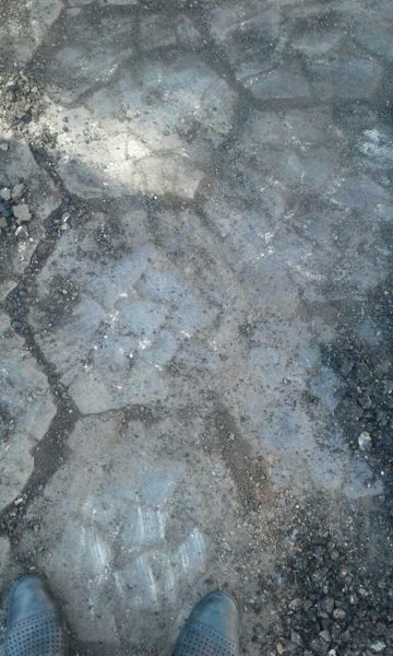Під час ремонту в центрі міста розкопали історичну бруківку (ФОТО)