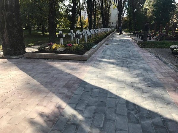 В Івано-Франківську впорядкували Меморіальний сквер (ФОТО)