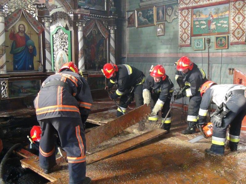 На Прикарпатті горіла церква 19 століття (ФОТО)