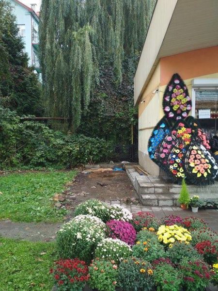 На вулиці Мельника демонтували незаконну споруду (ФОТО)