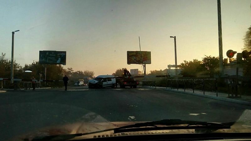 Ранкова ДТП: на переїзді машина в’їхала у потяг, Надрічна перекрита (ФОТО, ОНОВЛЕНО)