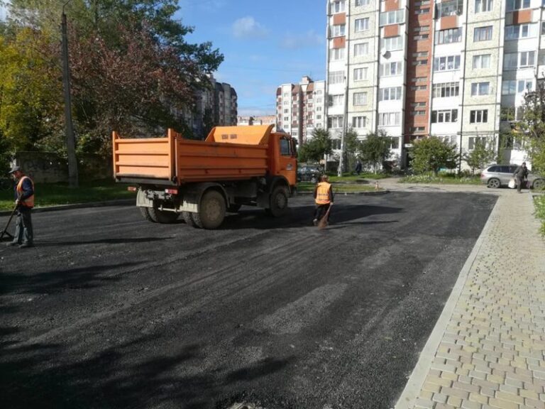 Міжбудинковий проїзд асфальтують на вулиці Івасюка (ФОТО)