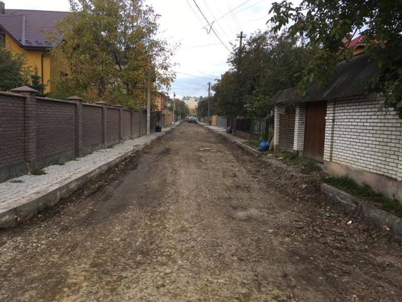 Триває капремонт дороги на вулиці Білій (ФОТО)