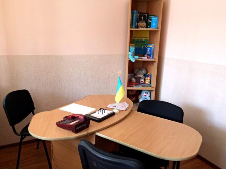 У Коломийській поліції облаштували куток з м’якими іграшками
