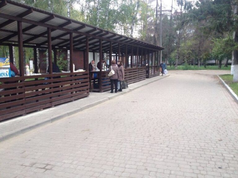 Муніципальні інспектори слідкують, щоб на Бамі не було стихійної торгівлі (ФОТО)