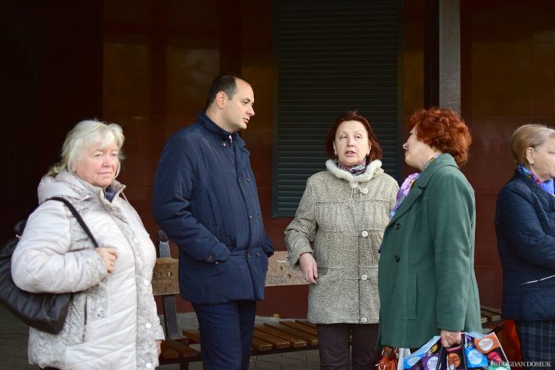 Потрібно нарешті навести лад з транспортом: Марцінків півгодини постояв на зупинці (ФОТО)