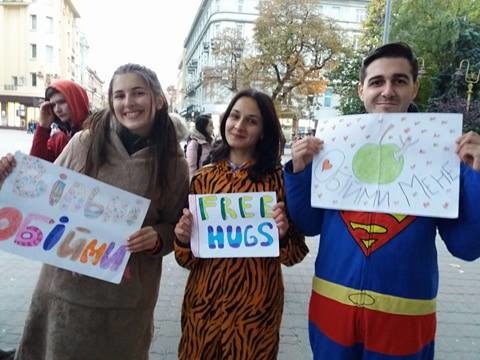 У центрі Франківська активісти обіймались з незнайомцями та запрошували на благодійний концерт (ФОТО)