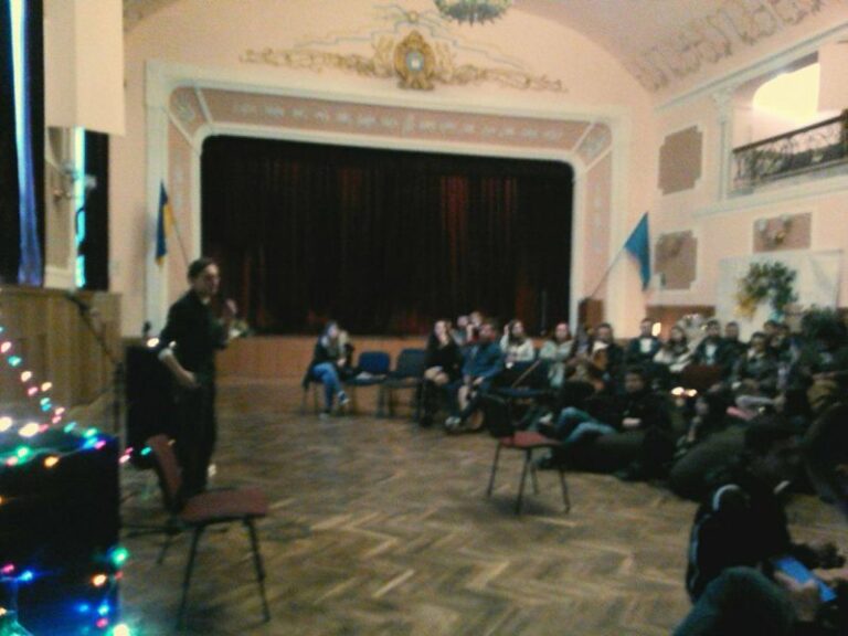 У Франківську влаштували поетично-музичний вечір, щоб зібрати кошти на лікування Юлії Дмитренок