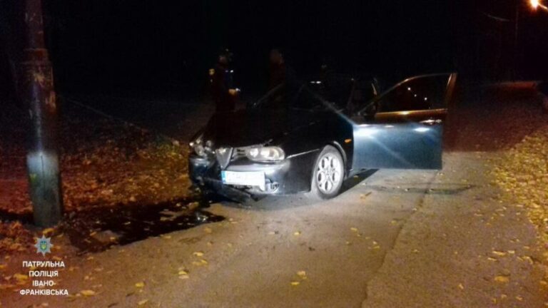 На Чорновола п’яний керманич-іноземець не розминувся зі стовпом