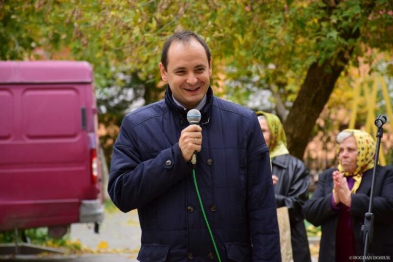 У Франківську на нещодавно відремонтованому дворі влаштували родинне свято (ФОТО)