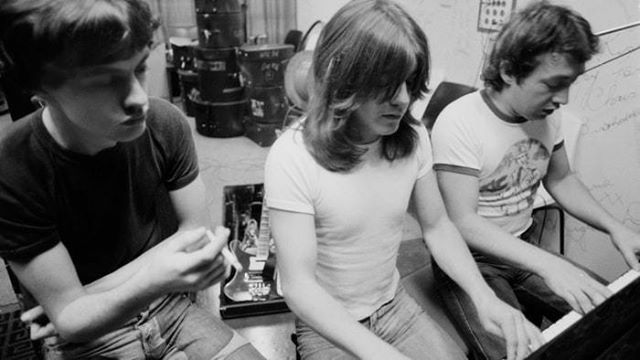 Помер один із засновників AC/DC