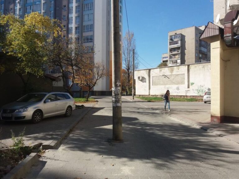 На Пасічній серед дороги встановили електроопору (ФОТОФАКТ)
