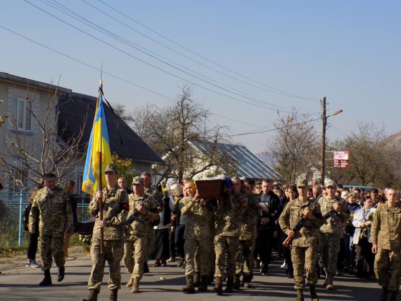 На Франківщині більше сотні людей провели в останню путь атовця (ФОТО)