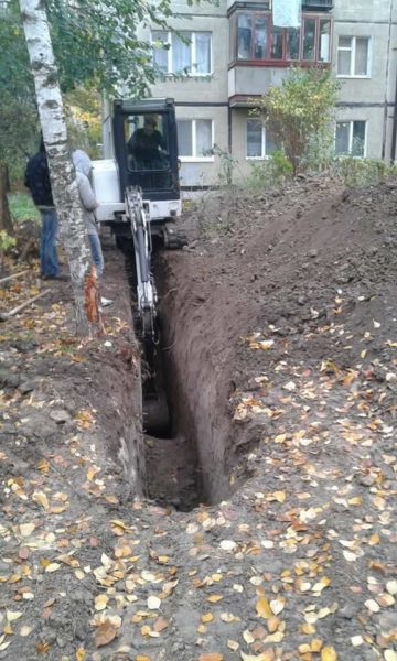 У “Військовому містечку” капітально ремонтують дворову каналізацію (ФОТО)