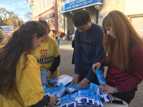 У центрі Франківська розповідають, як не стати жертвою торгівлі людьми (ФОТО)