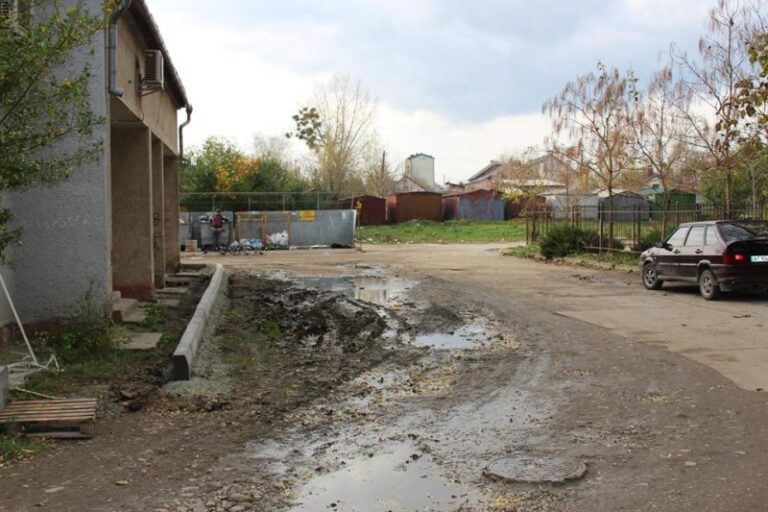 На Хоткевича розпочався капітальний ремонт прибудинкової території (ФОТО)