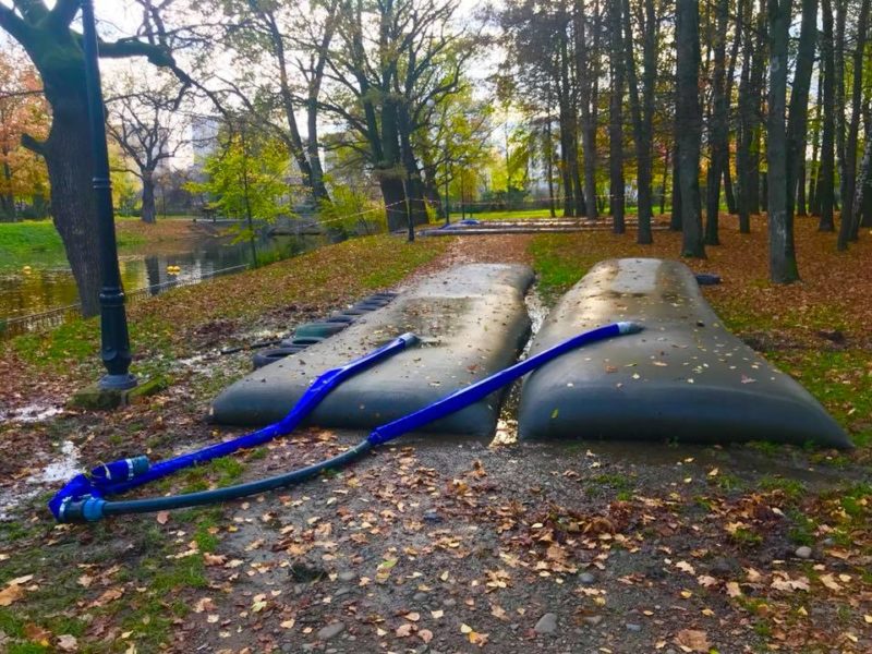 У Франківські озера продовжують запускати рибу (ФОТО, ВІДЕО)