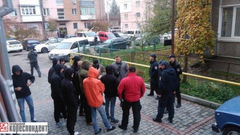 В Івано-Франківську протестували “проти сепаратизму” (ФОТО)