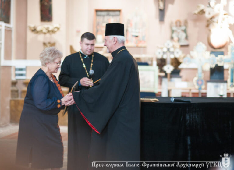 Благодійний аукціон та молитва. У Франківську відзначили 20-річчя паліативної служби (ФОТО)