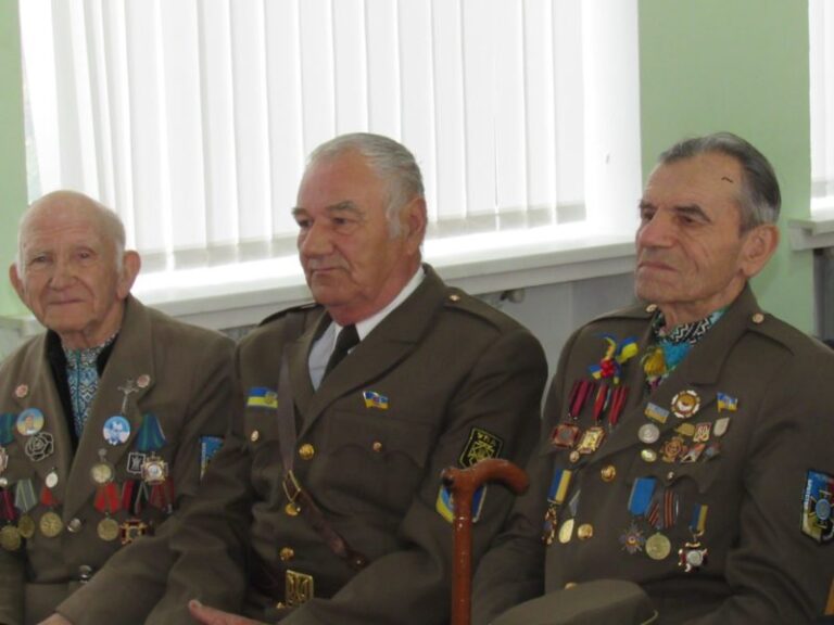 Нову форму вручили прикарпатським воїнам ОУН-УПА (ФОТО)