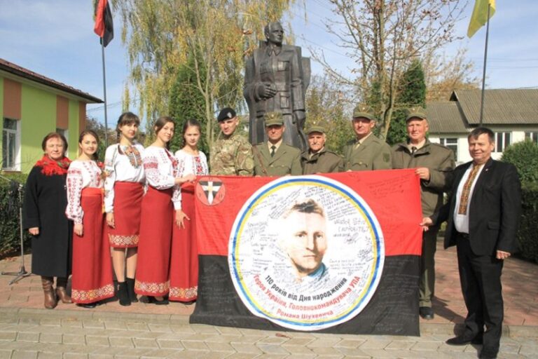Розписаний атовцями прапор УПА із зображенням Романа Шухевича зайняв почесне місце у музеї села Тишківці (ФОТО)