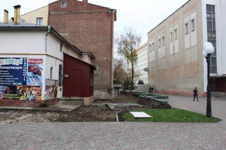 У Франківську капітально ремонтують територію біля університету (ФОТО)