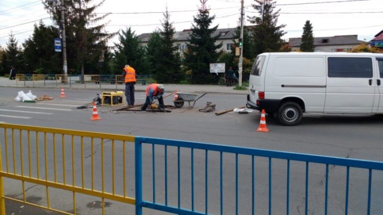 У Крихівцях на магістральній дорозі продовжують встановлювати острівці безпеки (ФОТО)