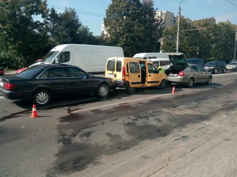 На Галицькій сталася потрійна ДТП