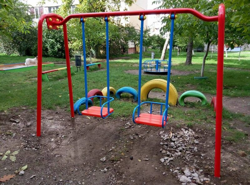 У дворі на Довженка встановили нові гойдалки (ФОТО)