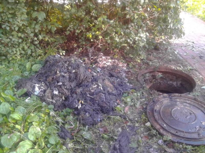 “Байдужість і зневага”. З каналізаційного колодязя витягли два центнери сміття