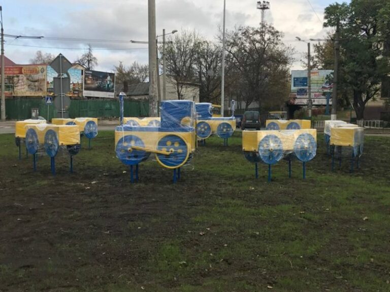 Патріотичний поїзд-клумбу встановлюють у Франківську (ФОТОФАКТ)