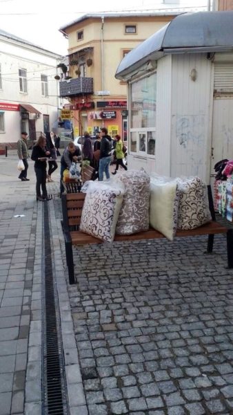 Нові лавки на Тринітарській перетворили на торгові місця (ФОТО)