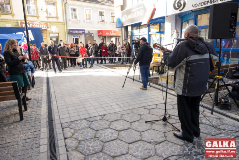 Зроблено якісно та вчасно. У Франківську урочисто відкрили відремонтовану вулицю Тринітарську (ФОТО)
