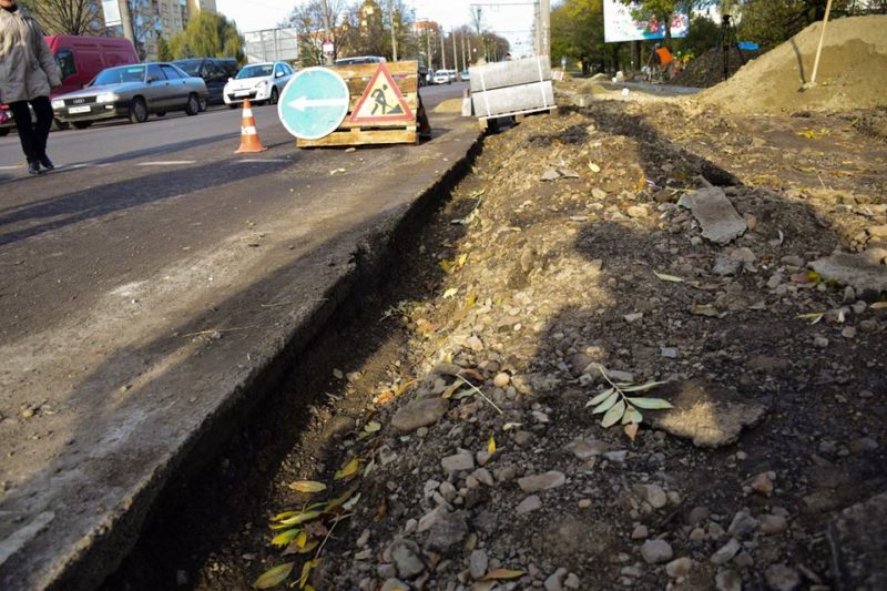 На парній стороні Галицької почали облаштовувати велодоріжку (ФОТО)