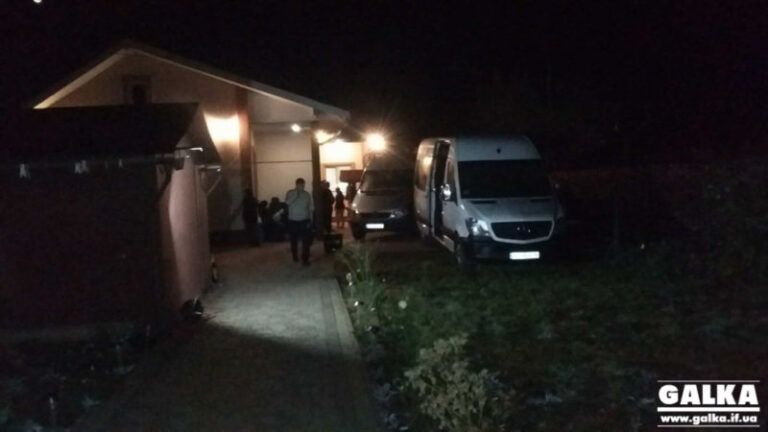 В ніч на вівторок на подвір’ї в Опришівцях підірвали вибуховий пристрій (ФОТО, ВІДЕО)