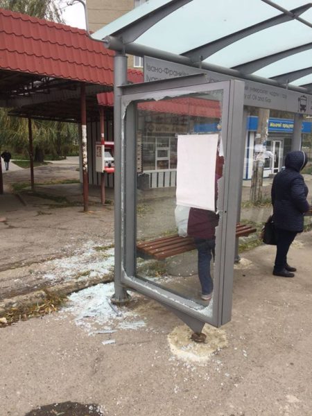 Вандали понищили зупинку біля Нафти й газу (ФОТО)