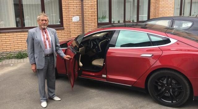 У Києві пенсіонер продає мед на елітному авто “Tesla” (ВІДЕО)