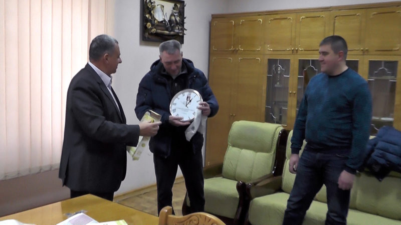 Прикарпатці представникам Красногорівки передали настінні годинники та паливо