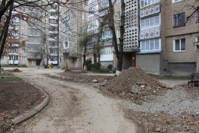 На Пасічній ремонтують міжбудинковий проїзд (ФОТО)