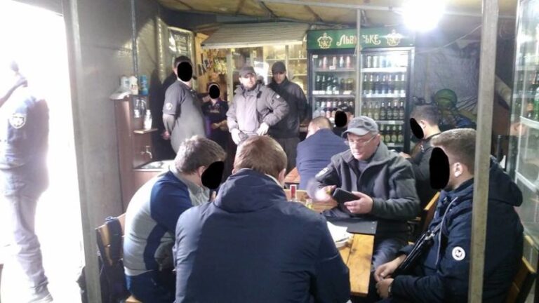 Муніципальні вартові виявили підпільну “наливайку”, клієтами якої були й підлітки (ФОТО)